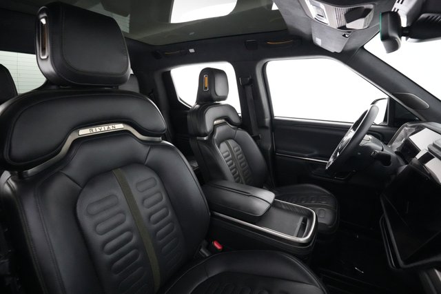 2023 Rivian R1T — photo 5 of 19