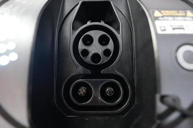 2023 Genesis GV60 — photo 8 of 23