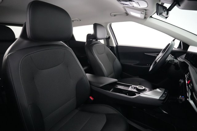 2025 Kia EV6 — photo 18 of 23