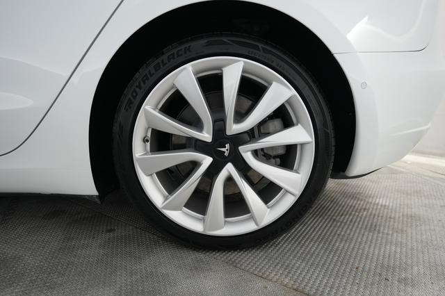 2018 Tesla Model 3 — photo 7 of 21