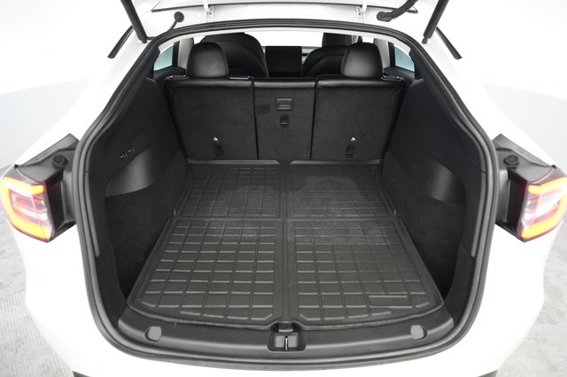 2022 Tesla Model Y — photo 6 of 21