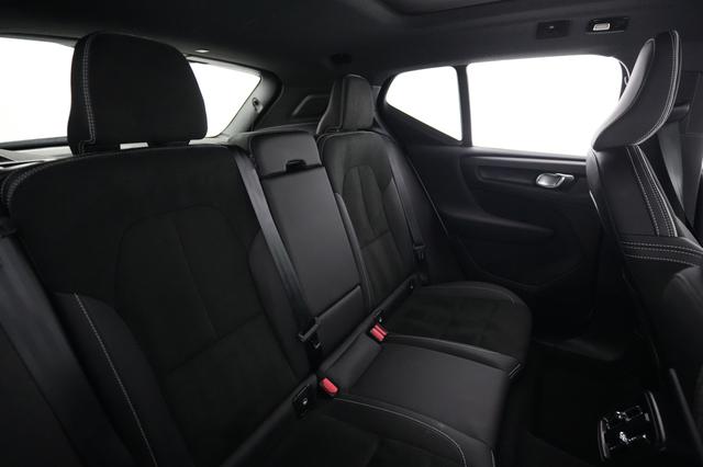 2023 Volvo XC40 Recharge — photo 4 of 27