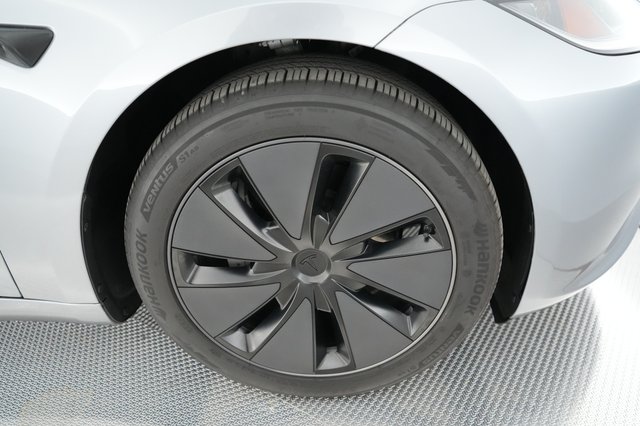 2025 Tesla Model 3 — photo 13 of 20