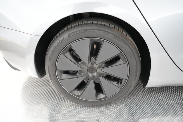 2025 Tesla Model 3 — photo 7 of 20