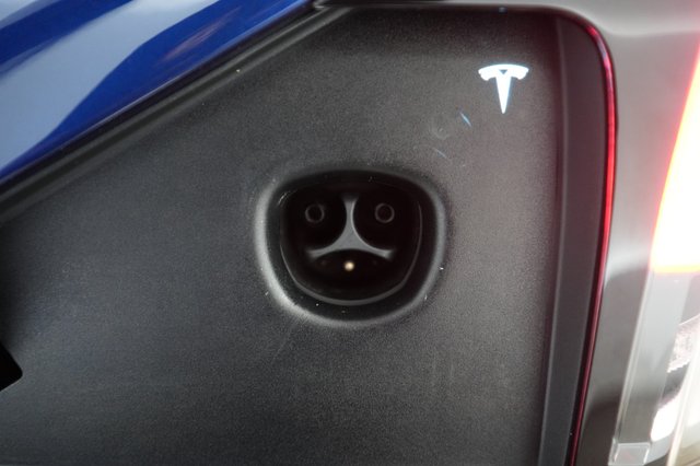 2023 Tesla Model X — photo 8 of 27