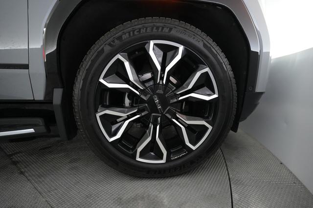 2024 GMC Sierra EV — photo 7 of 14