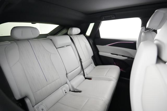 2024 Cadillac Lyriq — photo 4 of 20