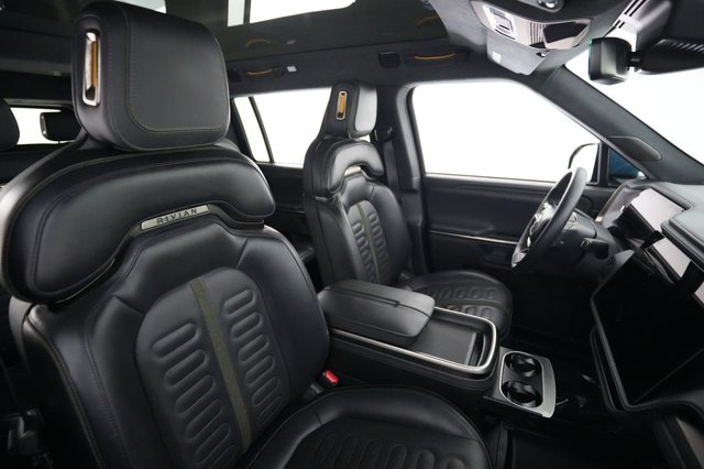 2024 Rivian R1S — photo 17 of 21