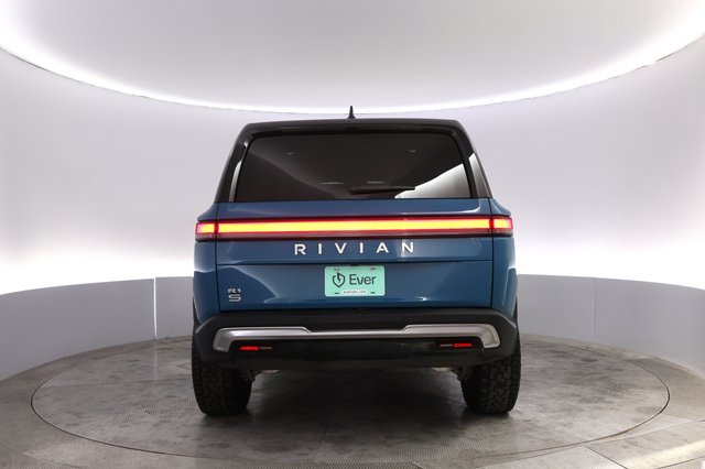 2024 Rivian R1S — photo 12 of 21