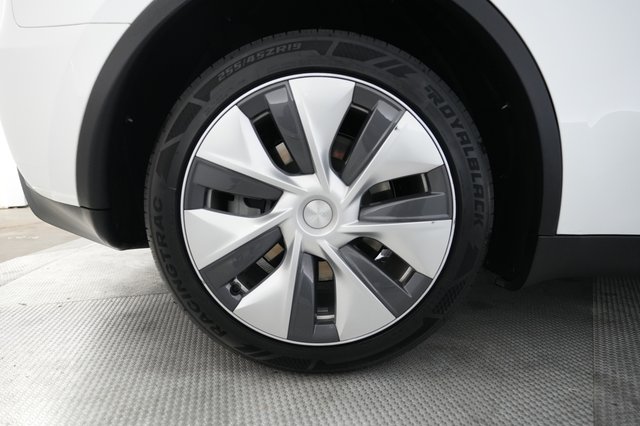 2024 Tesla Model Y — photo 16 of 26