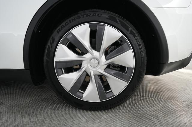 2024 Tesla Model Y — photo 7 of 26