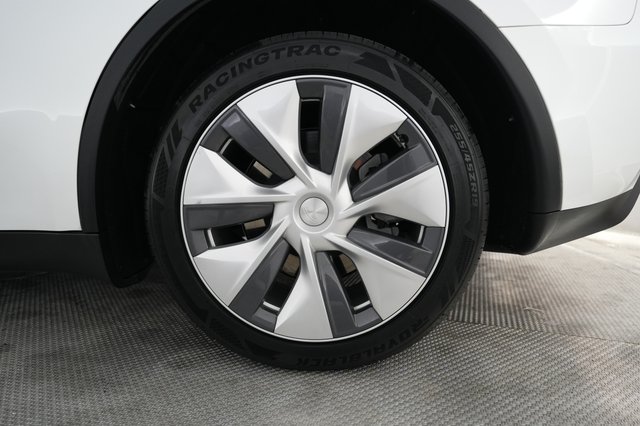 2024 Tesla Model Y — photo 7 of 26