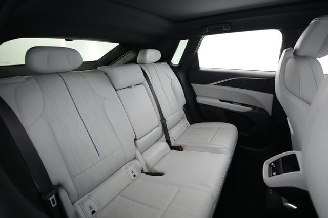2024 Cadillac Lyriq — photo 4 of 20
