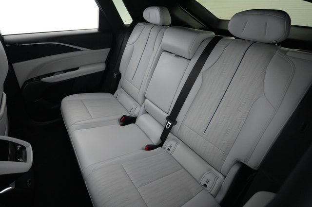 2024 Cadillac Lyriq — photo 19 of 24