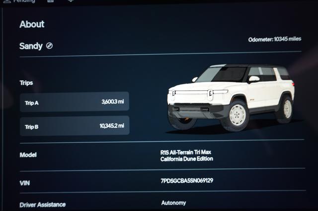 2025 Rivian R1S — photo 5 of 23