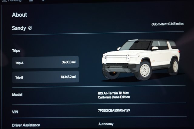 2025 Rivian R1S — photo 5 of 23
