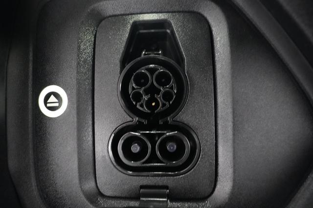 2025 Rivian R1S — photo 8 of 23