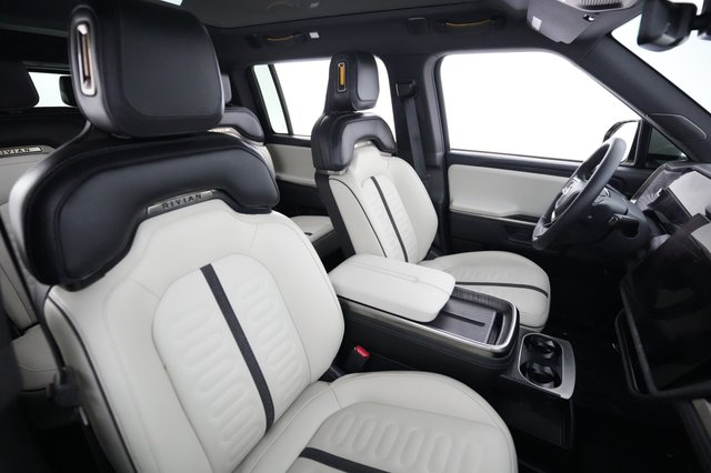 2025 Rivian R1S — photo 18 of 23