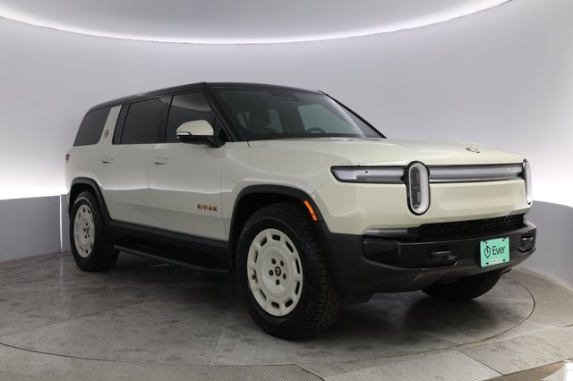 2025 Rivian R1S — photo 10 of 23