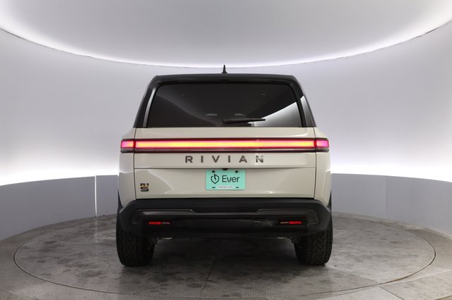 2025 Rivian R1S — photo 12 of 23