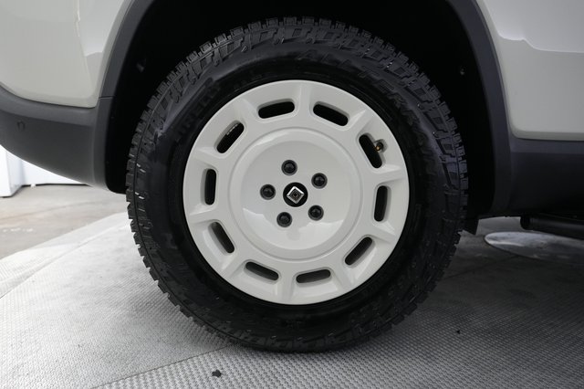 2025 Rivian R1S — photo 17 of 23