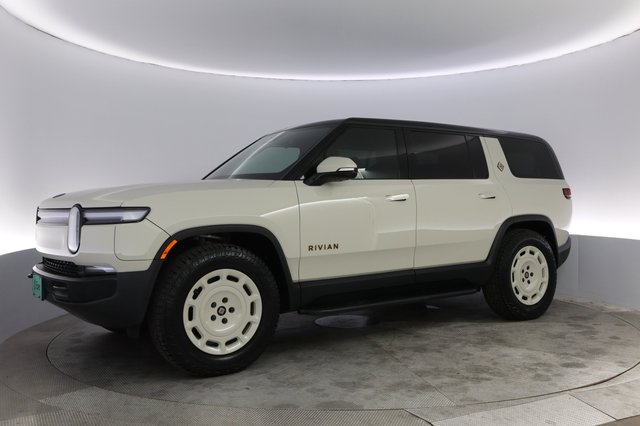 2025 Rivian R1S — photo 14 of 23