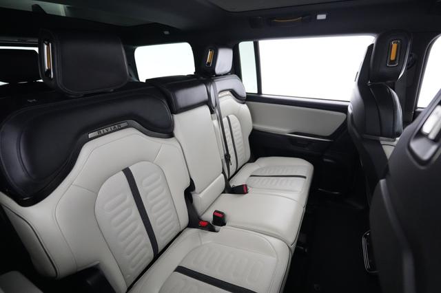 2025 Rivian R1S — photo 4 of 23