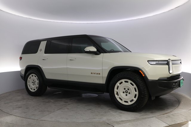 2025 Rivian R1S — photo 11 of 23