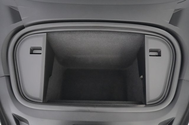 2022 Porsche Taycan — photo 23 of 27