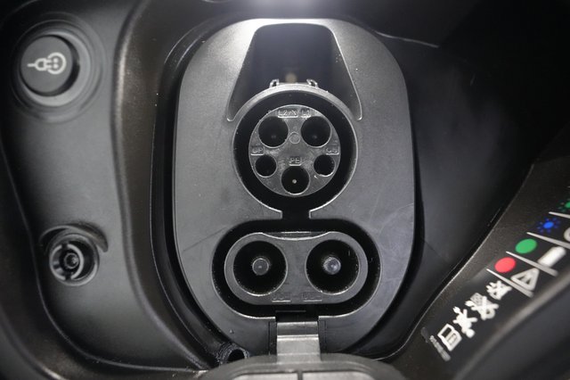 2022 Porsche Taycan — photo 8 of 27
