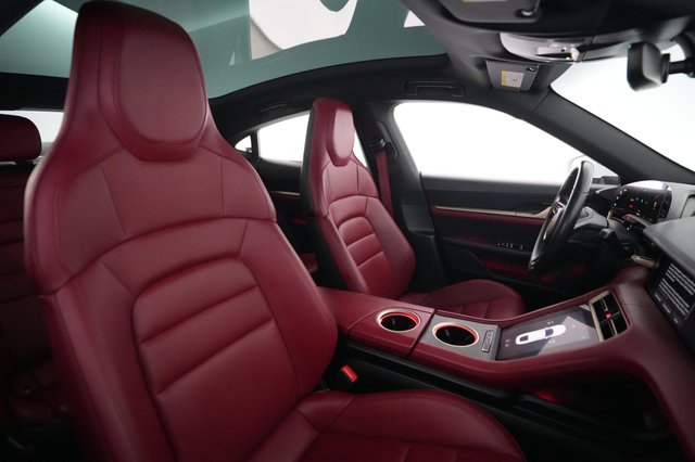 2022 Porsche Taycan — photo 18 of 27
