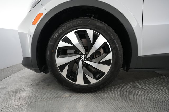 2023 Volkswagen ID.4 — photo 15 of 27