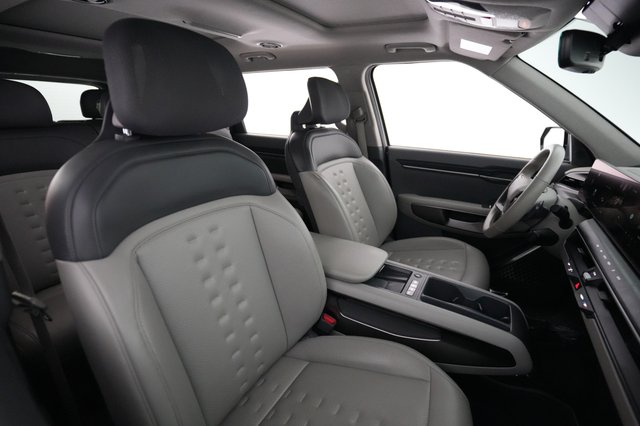 2024 Kia EV9 — photo 17 of 36
