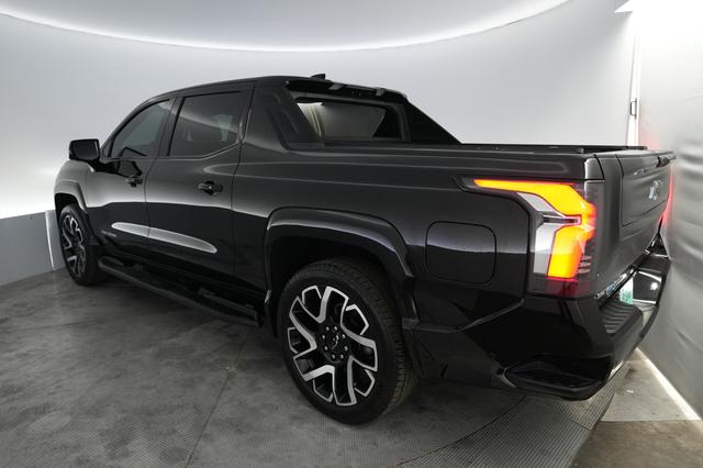 2024 Chevrolet Silverado EV — photo 2 of 17