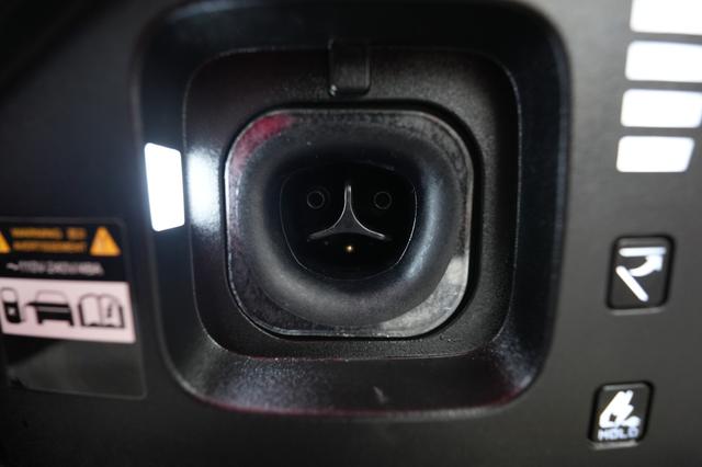 2025 Kia EV6 — photo 8 of 24