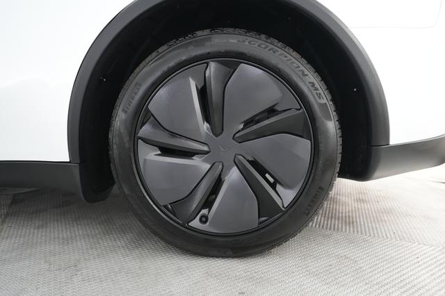 2026 Tesla Model Y — photo 7 of 25