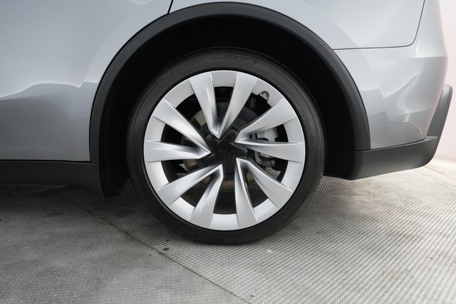 2026 Tesla Model Y — photo 7 of 21