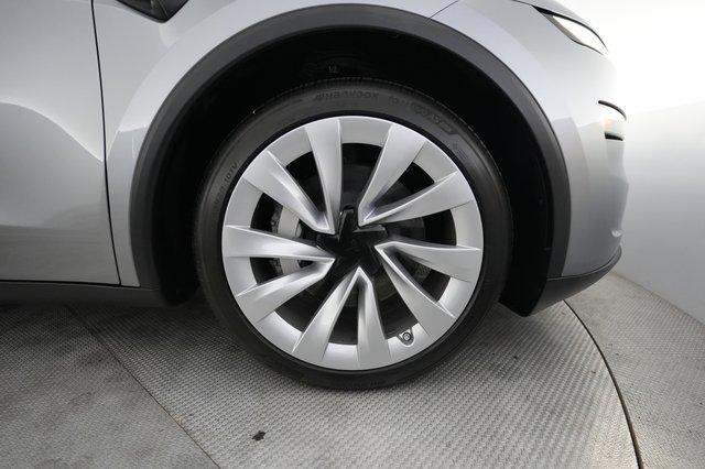 2026 Tesla Model Y — photo 16 of 21