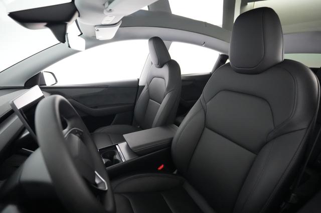 2026 Tesla Model Y — photo 3 of 21