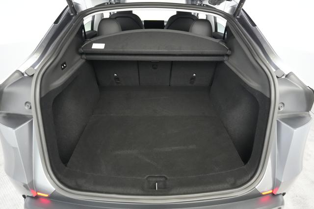 2026 Tesla Model Y — photo 6 of 21