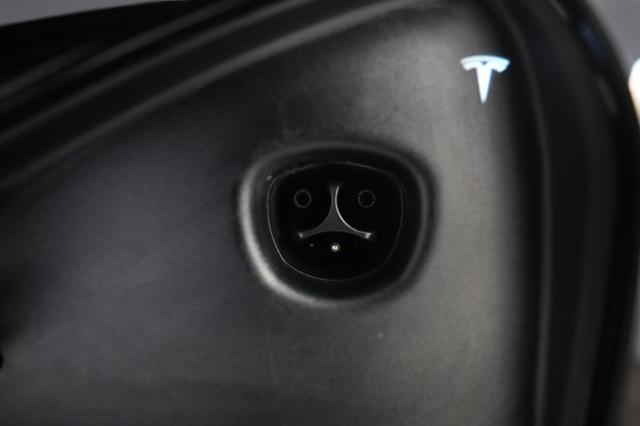 2022 Tesla Model S — photo 8 of 30