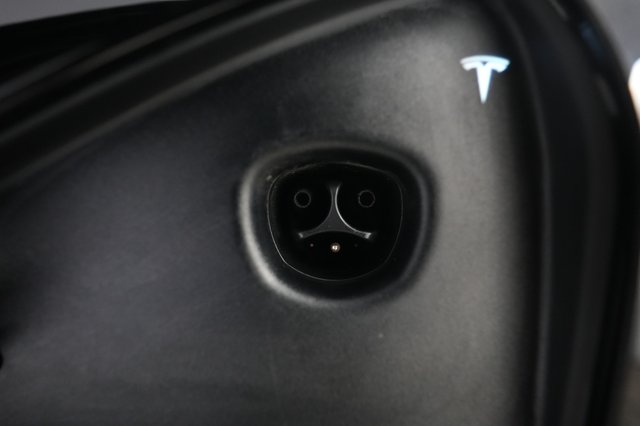 2022 Tesla Model S — photo 8 of 30