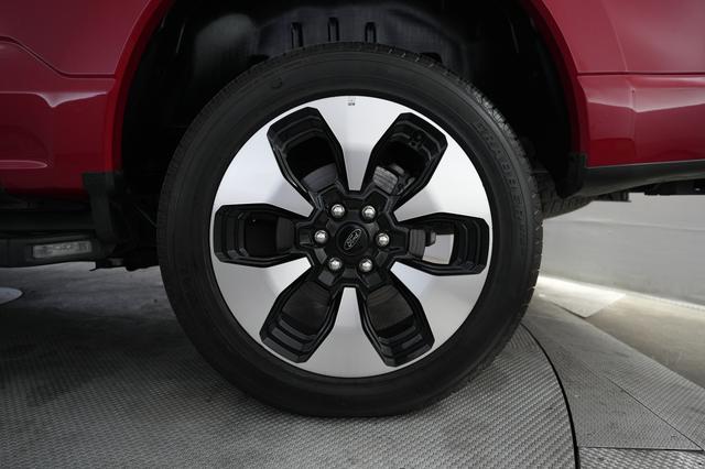 2022 Ford F-150 Lightning — photo 7 of 15