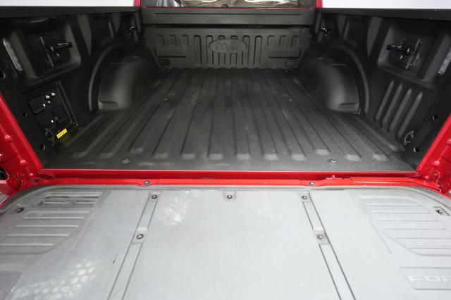 2022 Ford F-150 Lightning — photo 6 of 15