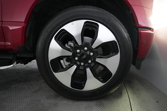 2022 Ford F-150 Lightning — photo 10 of 15