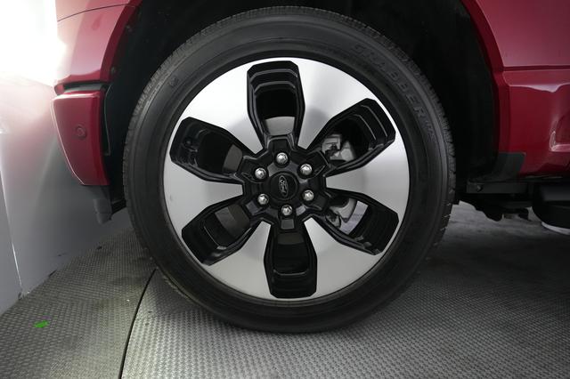 2022 Ford F-150 Lightning — photo 9 of 15