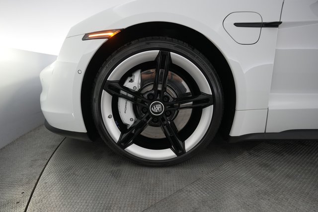 2022 Porsche Taycan — photo 15 of 22