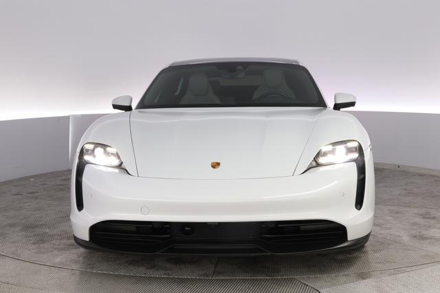 2022 Porsche Taycan — photo 9 of 22