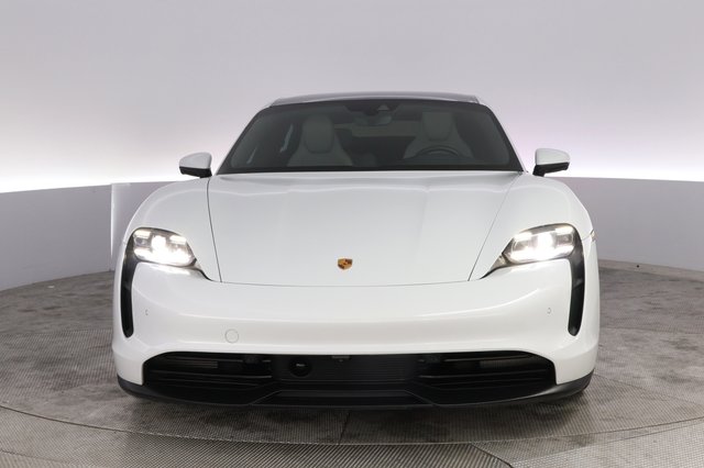 2022 Porsche Taycan — photo 9 of 22
