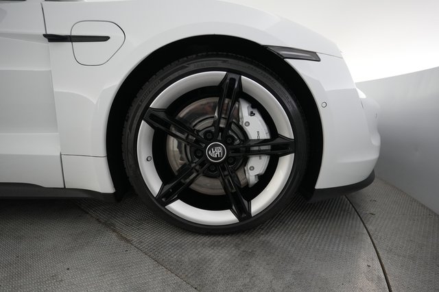 2022 Porsche Taycan — photo 16 of 22